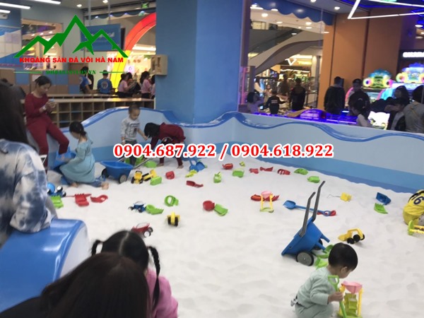 cát trắng rải sân chơi trẻ em