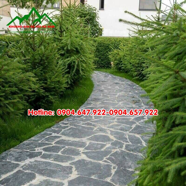 Mẫu thiết kế sân vườn đẹp sử dụng sỏi đá trang trí