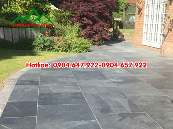 Mẫu thiết kế sân vườn đẹp sử dụng sỏi đá trang trí