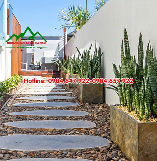Mẫu thiết kế sân vườn đẹp sử dụng sỏi đá trang trí
