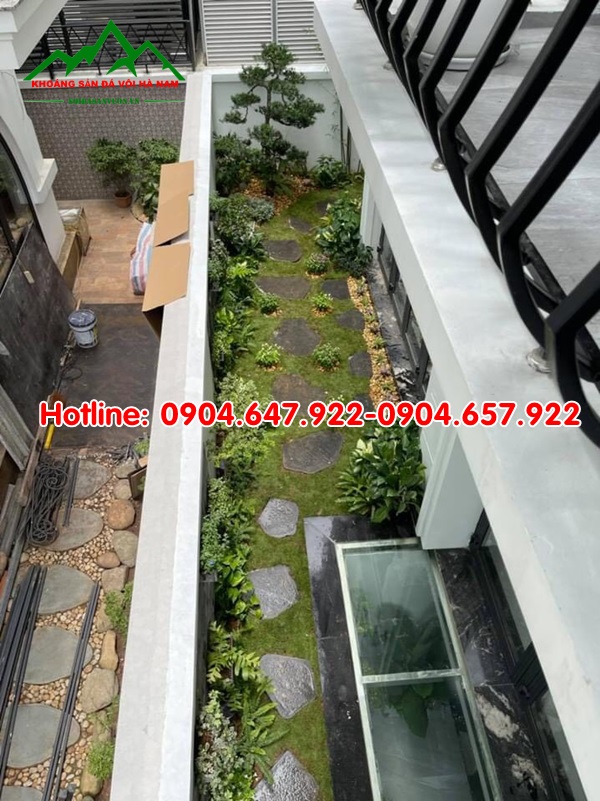 trang trí sân vườn bằng sỏi đá vàng