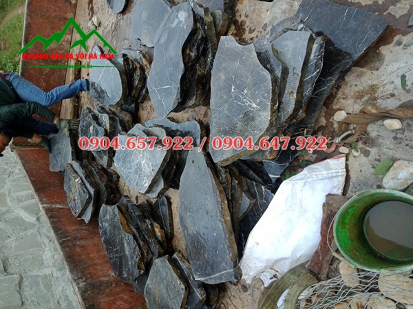 đá buocs dạo đen lũa chỉ trắng