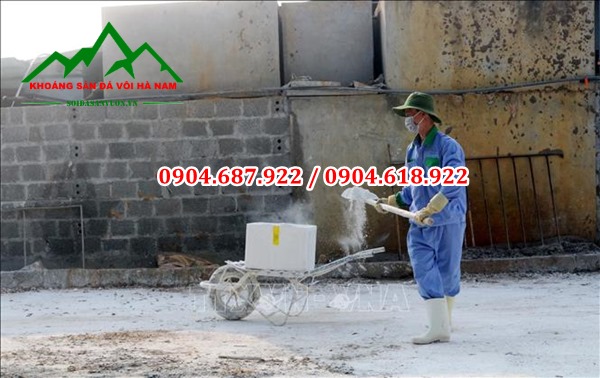 vôi bột rải xung quanh chuồng trại