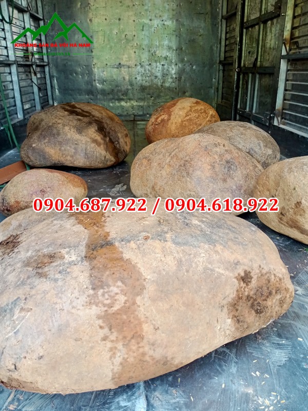 đá cuội suối trang trí sân vườn