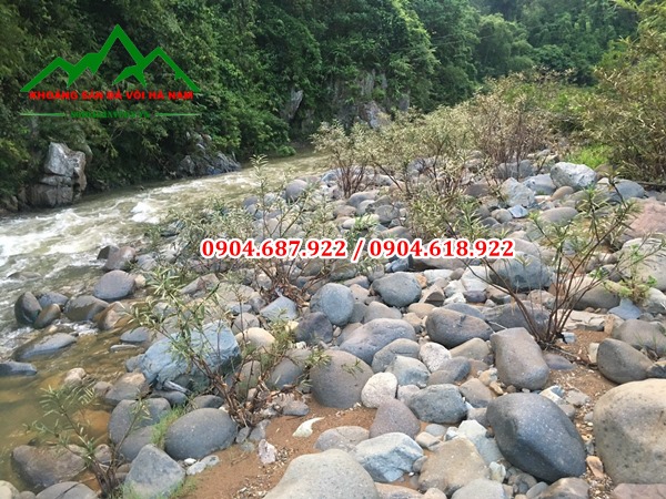 đá cuội đen trang trí sân hồ cá koi