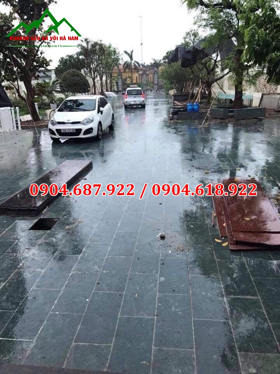 đá xanh rêu lát sân