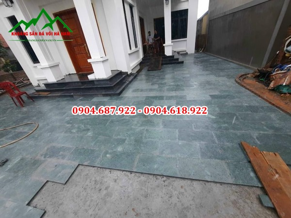 đá xanh rêu lát sân