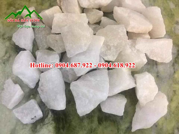 Vụn thạch anh thô rải móng nhà