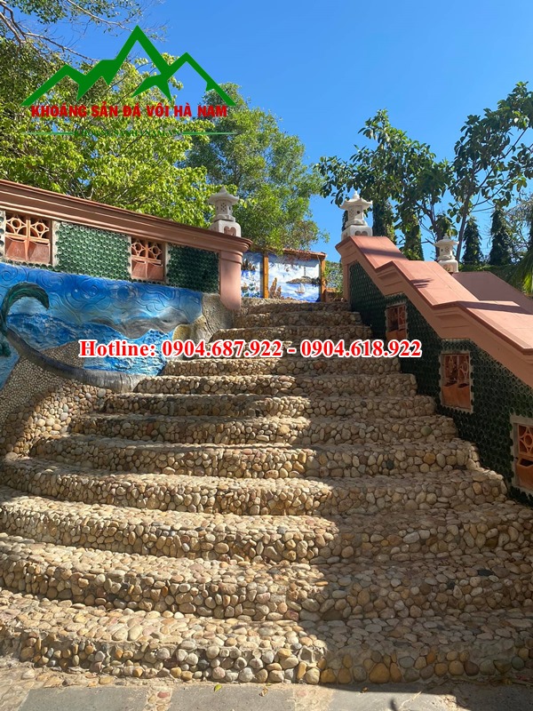 Sỏi cuội gắn nền trang trí