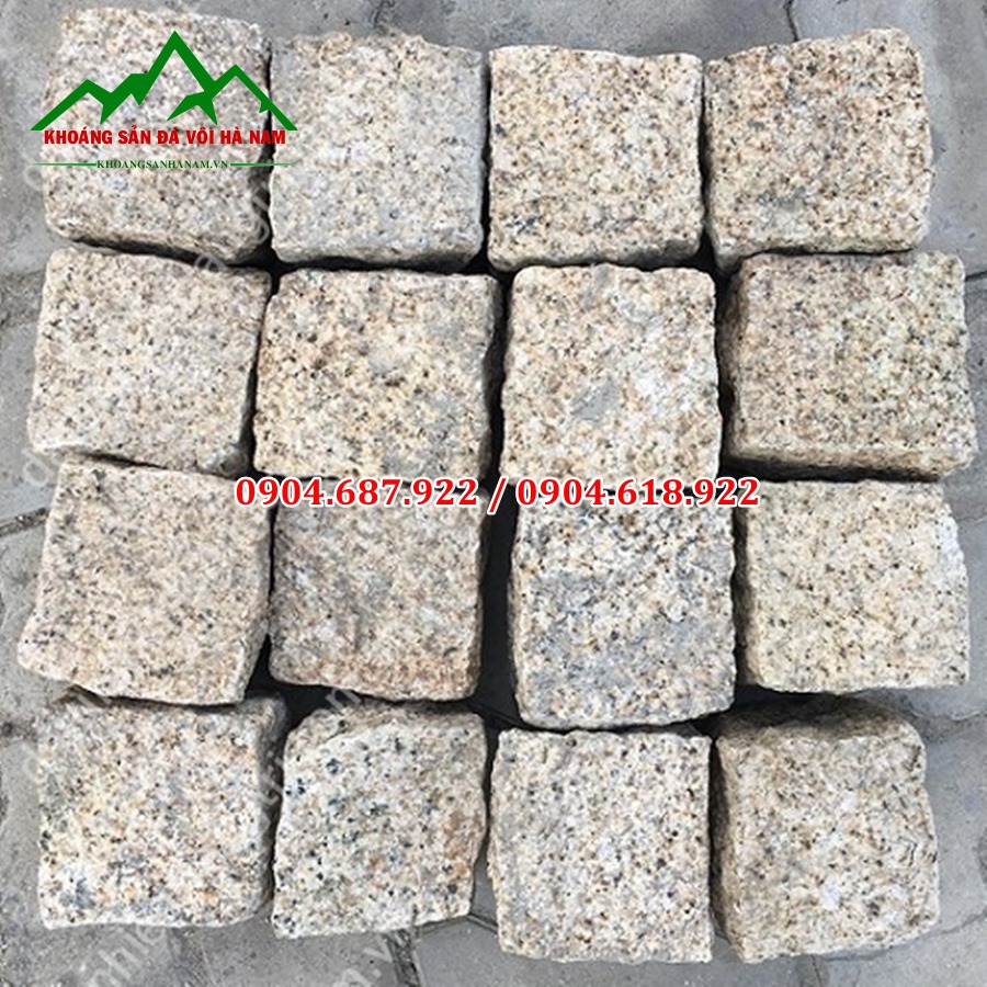 đá cubic muối tiêu vàng