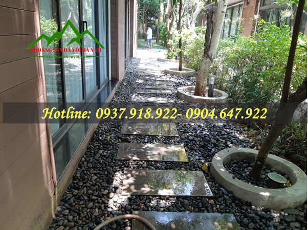 Thiết kế sân vườn đẹp bằng sỏi đen tự nhiên