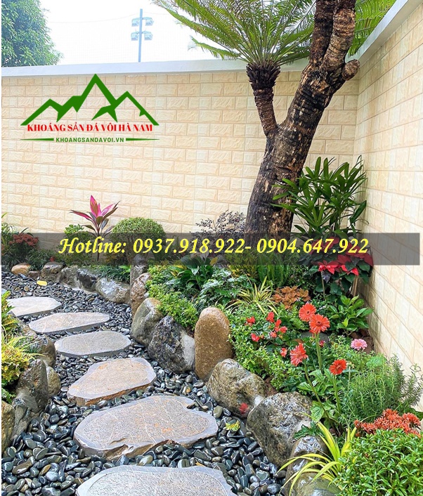 Thiết kế sân vườn đẹp bằng sỏi đen