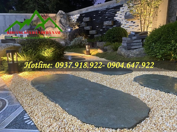 Thiết kế sân vườn đẹp bằng sỏi vàng quay