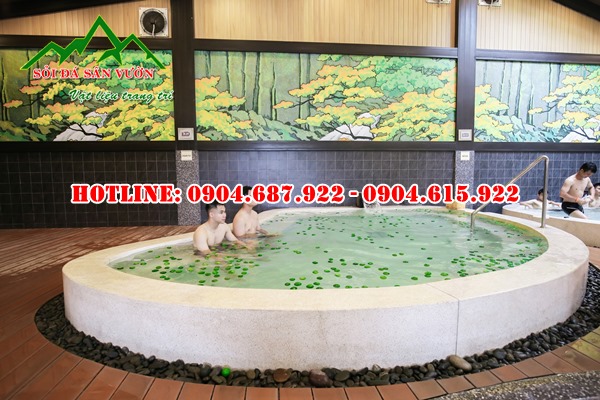 sỏi đen rải xung quanh bể bơi