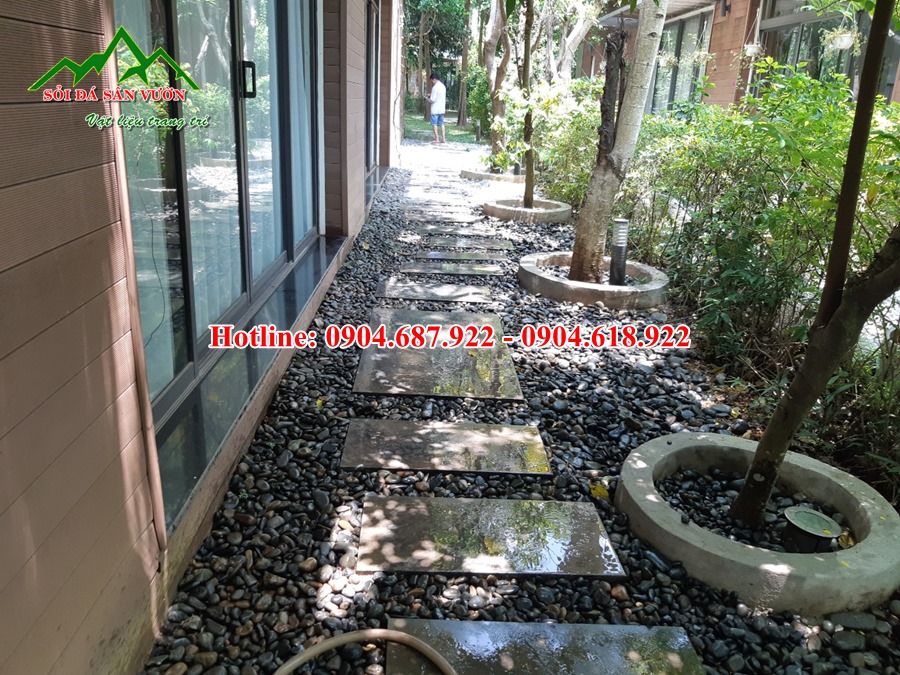 sỏi trang trí màu đen rải sân vườn